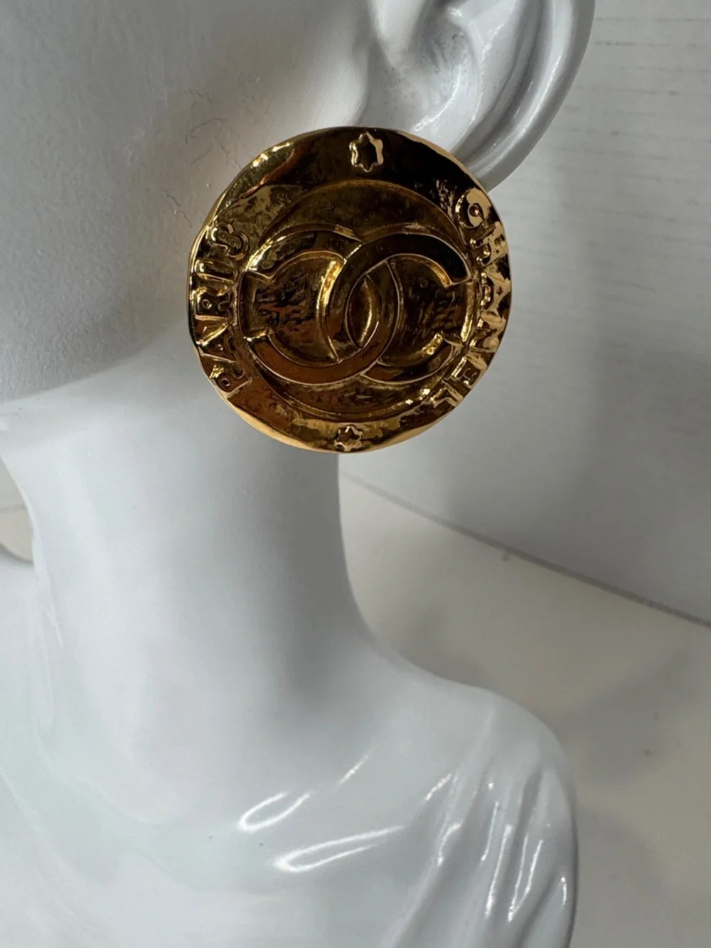 Chanel 1994  CC Logo Clip-On Earrings Gold Tone Round Vintage - Picture 3 of 12